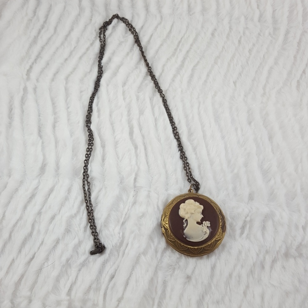 ♡Antiques Style Cameo Locket♡